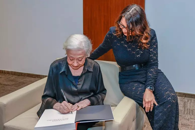 Janja assiste apresentação de Fernanda Montenegro em São Paulo e pede autógrafo da atriz