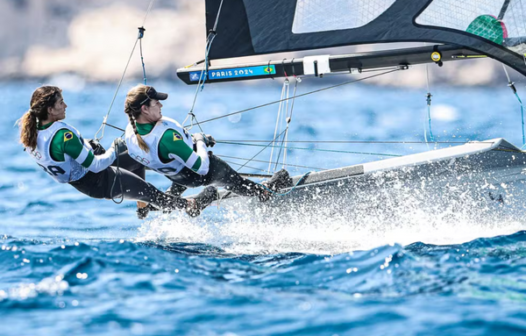 Bicampeãs, Martine Grael e Kahena Kunze vão à regata da medalha, mas sem chance de pódio