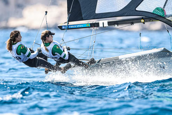 Bicampeãs, Martine Grael e Kahena Kunze vão à regata da medalha, mas sem chance de pódio