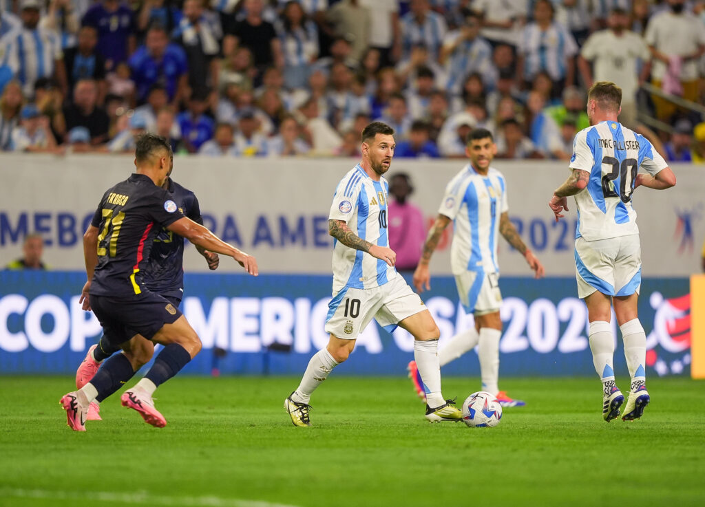 Messi falha, Martínez brilha, Argentina bate Equador nos pênaltis e vai à semifinal