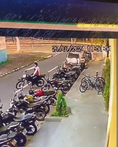 Ladrão furta motocicleta em minutos de estacionamento de academia em Maracanaú