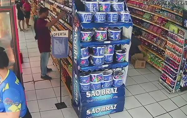 Falso cliente furta produto em supermercado do bairro Araturi, em Caucaia