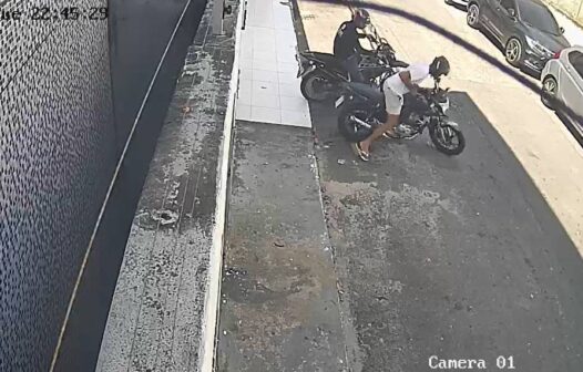 Moto parada em rua é furtada por homem com roupa de motorista de app e comparsa