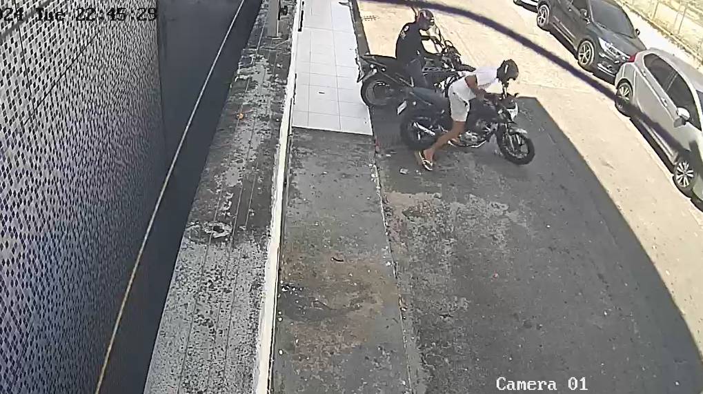 Moto parada em rua é furtada por homem com roupa de motorista de app e comparsa