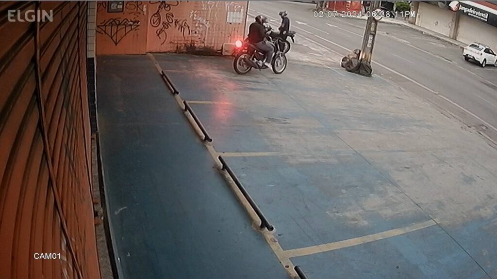 Câmera de segurança mostra tentativa frustrada de furto a motocicleta em Fortaleza