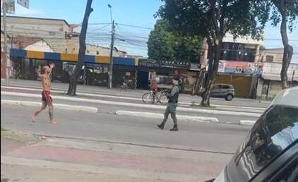 Lutador de artes marciais tem ataque de fúria em avenida e esfaqueia quatro pessoas; uma delas morreu