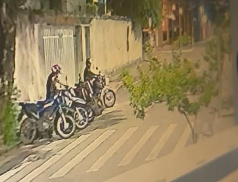 Câmeras de segurança registram roubo de moto estacionada em rua na Aldeota