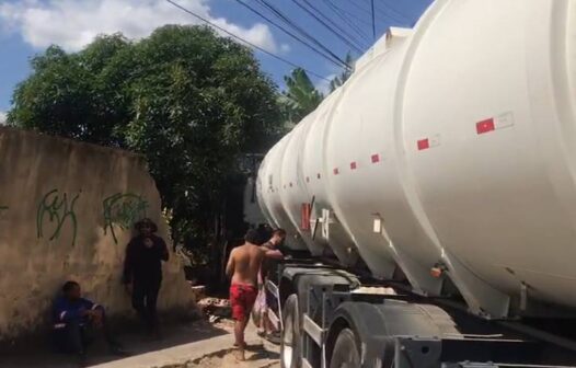 Caminhão desgovernado colide em carros e atinge casa em Maracanaú