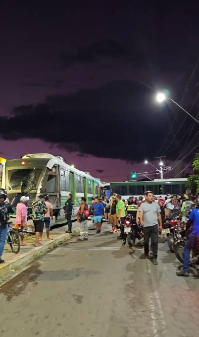 Colisão entre VLT, ônibus e veículos deixa feridos em Sobral, no Ceará