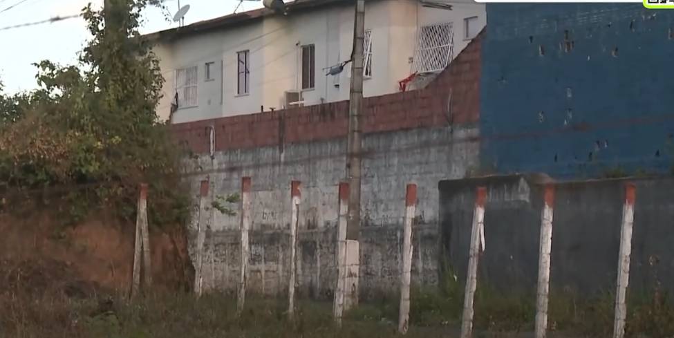 Morador é expulso de condomínio após ter apartamento invadido por criminosos armados de fuzil