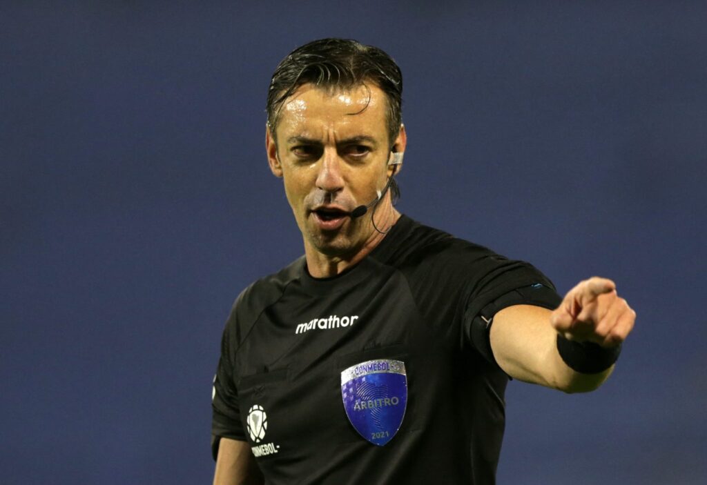 Raphael Claus lidera arbitragem brasileira na final da Copa América