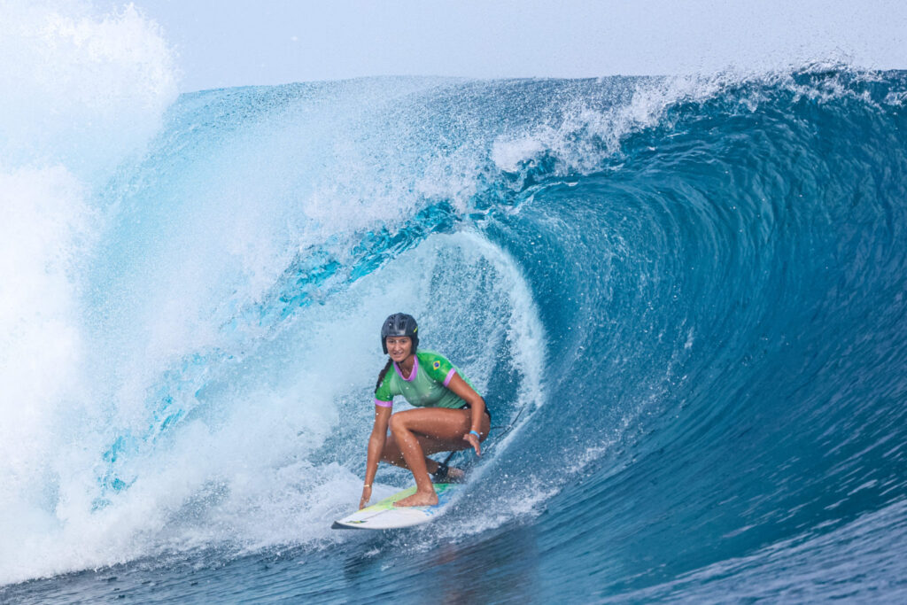 Por que os surfistas usam capacete para competir no Taiti nas Olimpíadas?