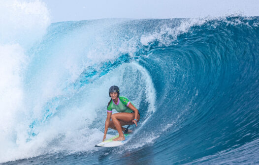 Por que os surfistas usam capacete para competir no Taiti nas Olimpíadas?