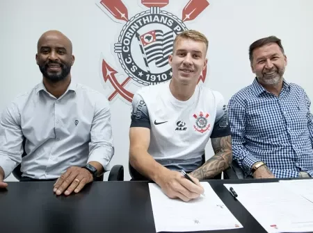 Corinthians oficializa a contratação do volante Charles por quatro temporadas