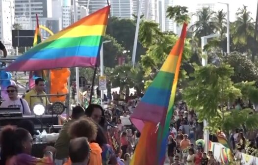 Trios e atrações animam a 23ª edição da parada pela diversidade LGBT+ de Fortaleza