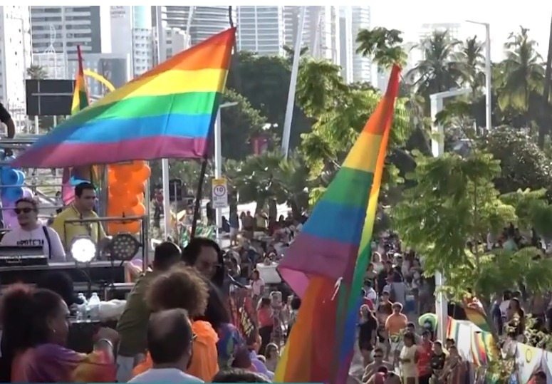 Trios e atrações animam a 23ª edição da parada pela diversidade LGBT+ de Fortaleza