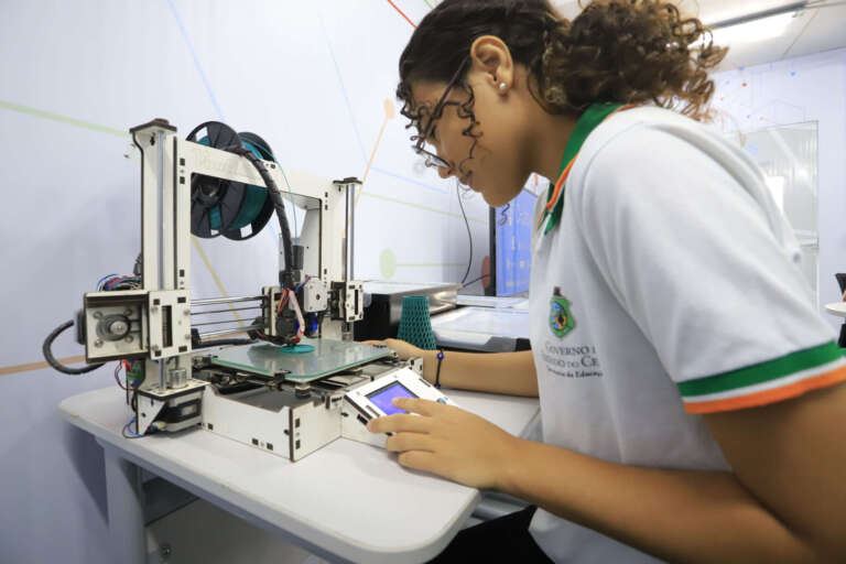 Laboratório de inovação em Fortaleza recondiciona lixo eletrônico para capacitar jovens