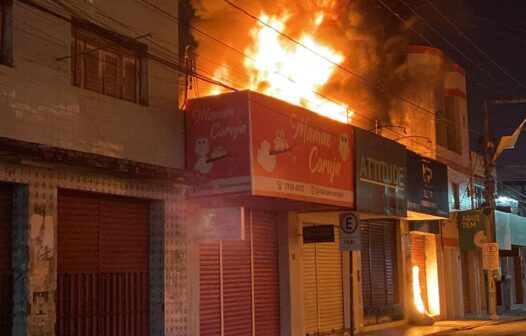 Incêndio atinge depósito de calçados no centro comercial de Juazeiro do Norte