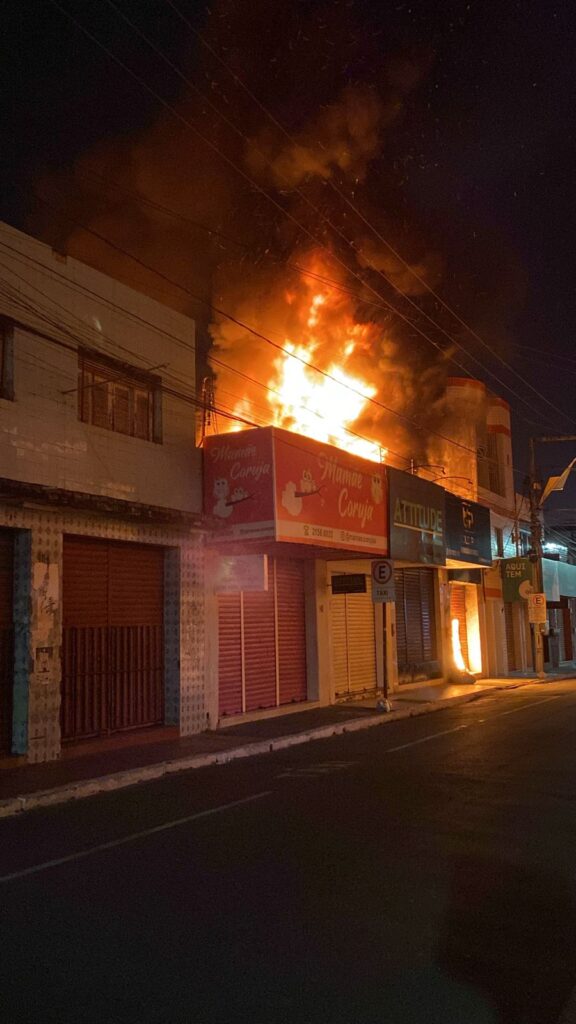 Incêndio atinge depósito de calçados no centro comercial de Juazeiro do Norte