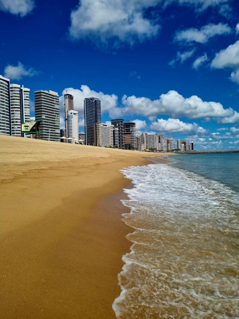 Fortaleza tem 16 praias próprias para banho neste fim de semana