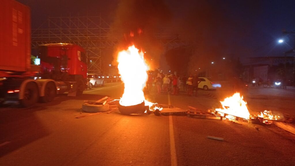 Moradores protestam na BR-116 após receber ameaça de expulsão de fações criminosas