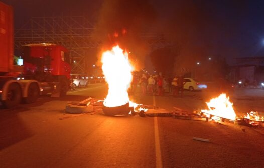 Moradores fazem protesto na BR-116 após receber ameaça de expulsão de fações criminosas