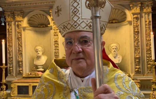 Vaticano excomunga arcebispo Carlo Maria Vigano por recusa em reconhecer autoridade do Papa