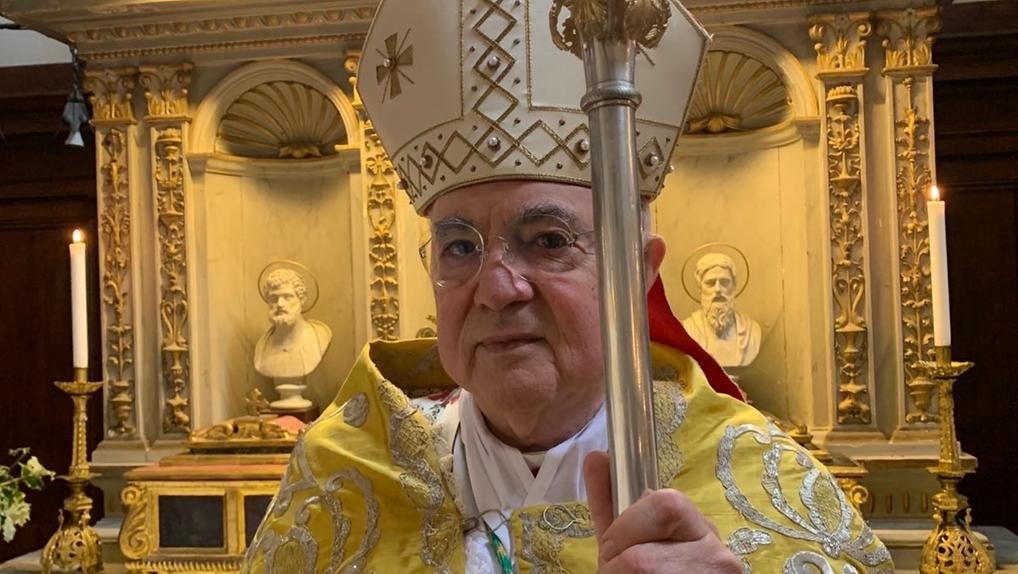 Vaticano excomunga arcebispo Carlo Maria Vigano por recusa em reconhecer autoridade do Papa