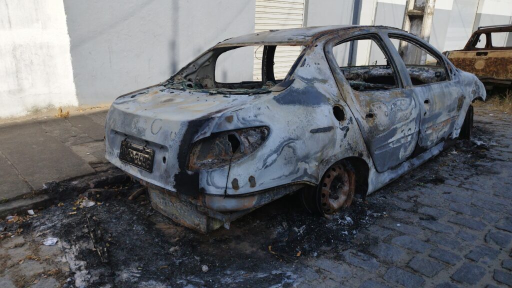 Carro usado em crime em 2023 é incendiado ao lado de delegacia em Maranguape