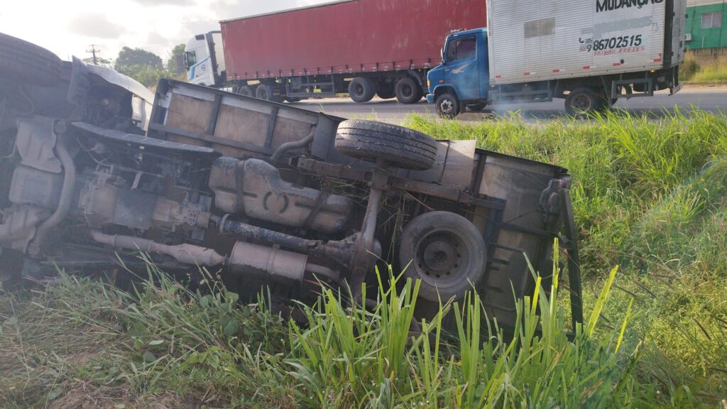 Motorista fica ferido ao tentar fazer ultrapassagem e bater em caminhão no Anel Viário