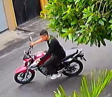 Dois criminosos furtam moto estacionada em rua do bairro Conjunto Esperança