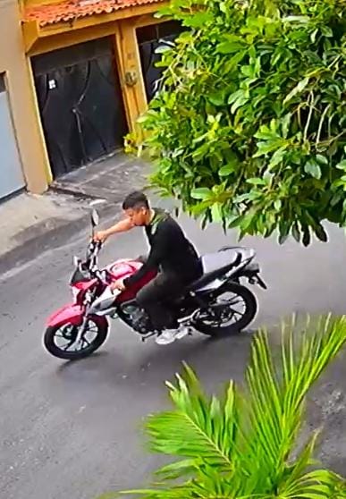 Dois criminosos furtam moto estacionada em rua do bairro Conjunto Esperança