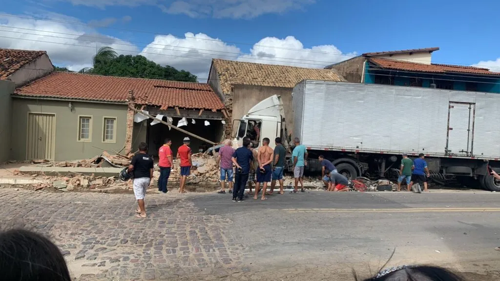 Caminhão desgovernado bate em três veículos e derruba muros em Crato