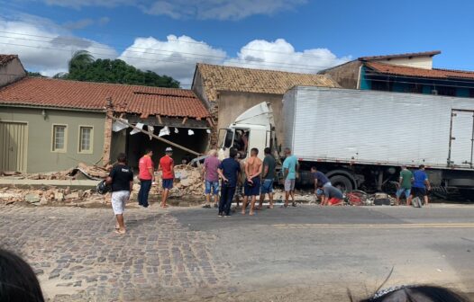 Caminhão desgovernado bate em três veículos e derruba muros no Crato
