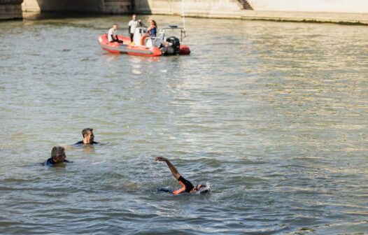 Prefeita de Paris mergulha no Rio Sena para comprovar qualidade da água antes da Olimpíada