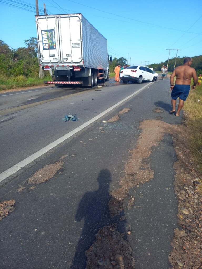 Mulher fica gravemente ferida em acidente entre carro e caminhão em Pacajus