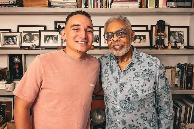 João Gomes explica piseiro para Gilberto Gil, que é chamado de 'mestre'