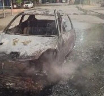 Incêndio destrói carro em frente ao Mercado São Sebastião, em Fortaleza