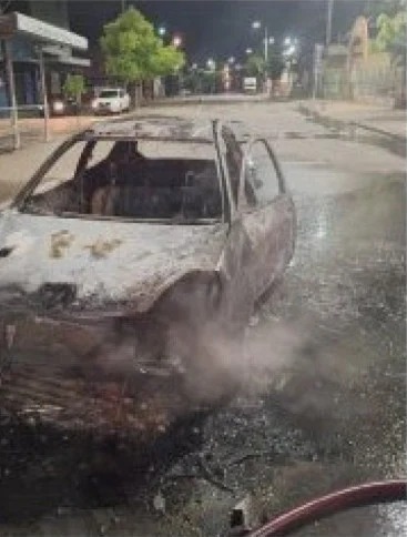 Incêndio destrói carro em frente ao Mercado São Sebastião, em Fortaleza