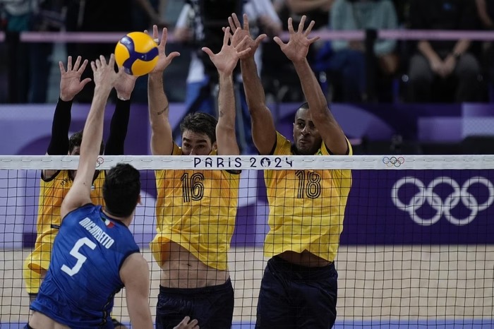 Seleção masculina de vôlei perde da Itália em estreia nas Olimpíadas de Paris-2024