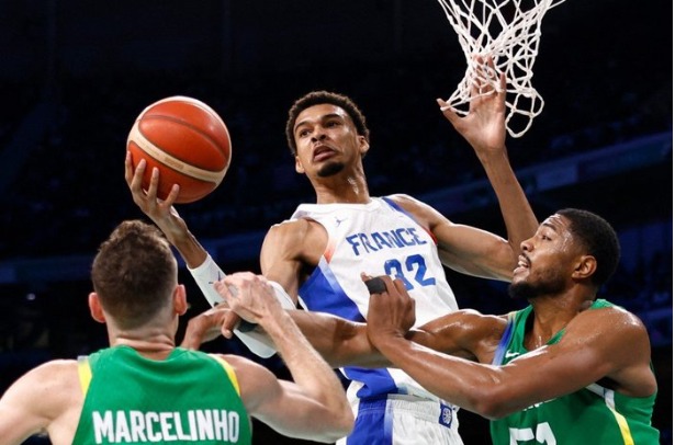 Brasil desperdiça 12 pontos de frente no basquete e leva virada da França em volta à Olimpíada