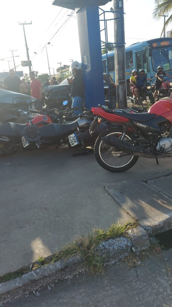 Carro desgovernado invade estacionamento de supermercado e colide com quatro veículos