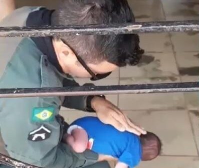 Bebê de oito dias é salvo por policial militar em Fortaleza após se engasgar