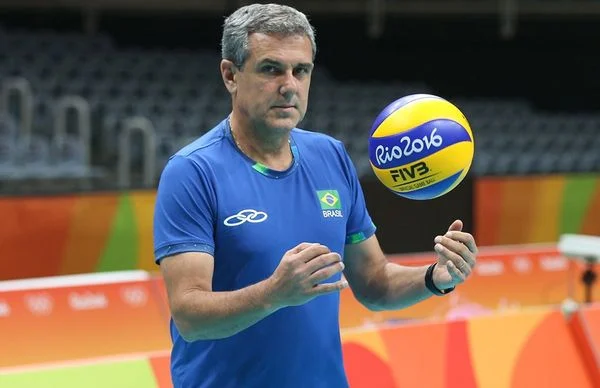 Zé Roberto celebra ‘seriedade’ da seleção brasileira de vôlei contra o Quênia na Olimpíada