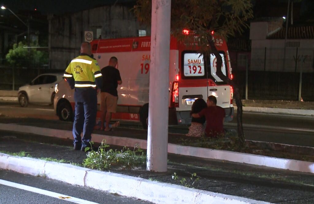 Mulher é atropelada por policial militar em moto ao atravessar avenida em Fortaleza