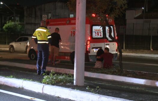 Mulher é atropelada por policial militar em moto ao atravessar avenida em Fortaleza