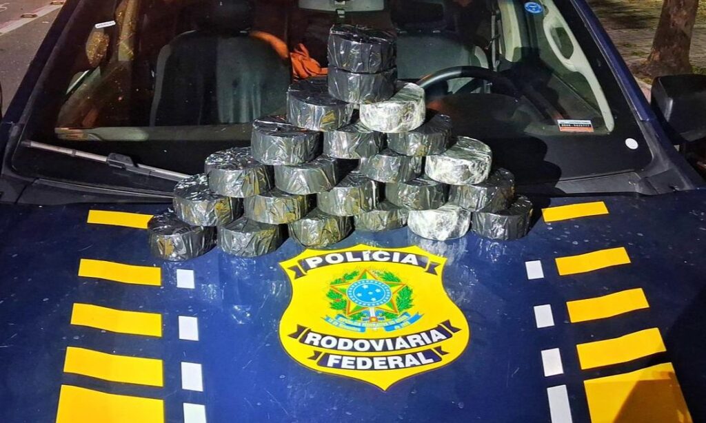 Sogra e nora são presas por transportar 11,5 kg de cocaína em ônibus na BR-116