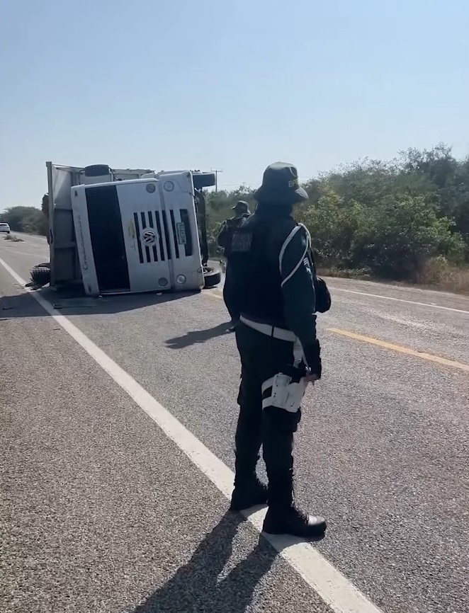 Carreta com carregamento de aço tomba no interior do Ceará após motorista cochilar ao volante