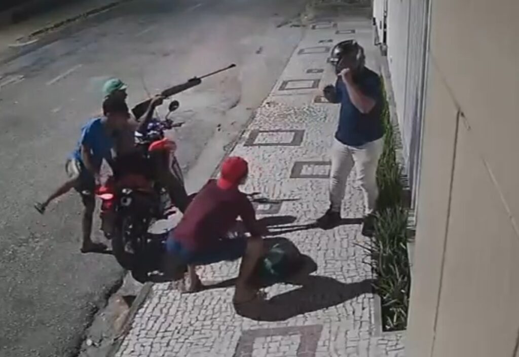 Assaltantes são flagrados roubando moto de entregador em bairro nobre de Fortaleza