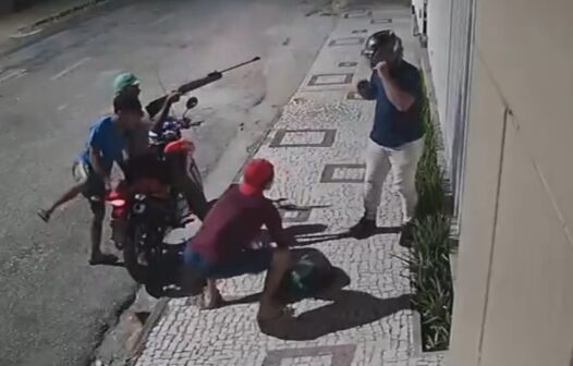 Assaltantes são flagrados roubando moto de entregador em bairro nobre de Fortaleza